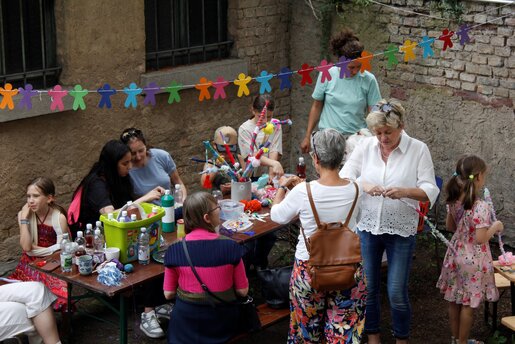 Sommerfest 2024 bunte Äste basteln